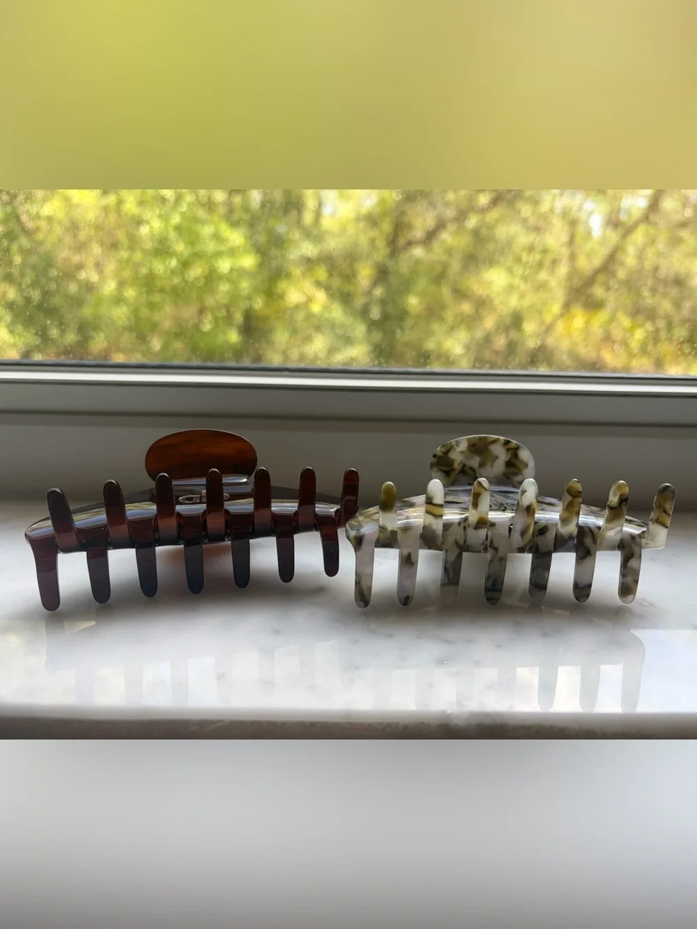 ALO 90’s Claw Clip - SET OF 2 - Brown Tortoise & Rum Cake - Picture 4 of 7